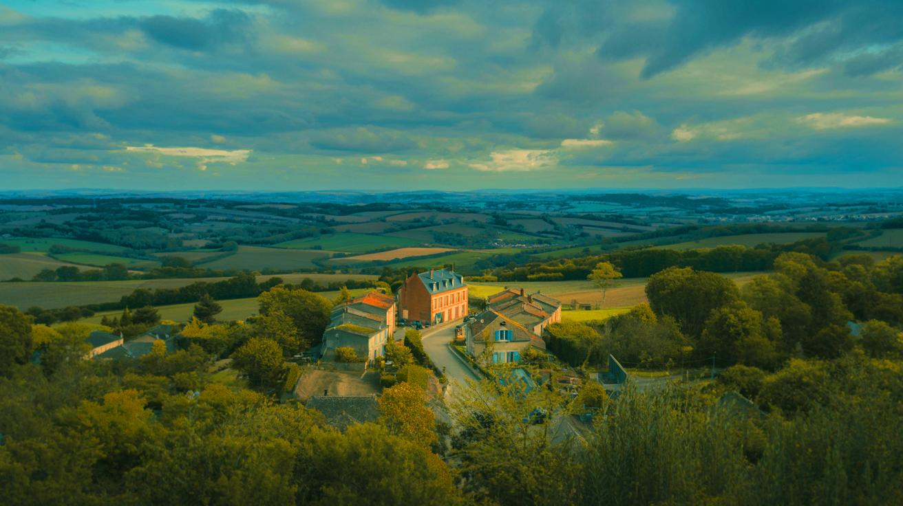 Illustration de l'isolement ressenti dans les zones rurales françaises (généré par IA). Credit: Ideogram.